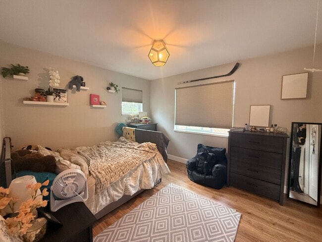 Building Photo - Spacious 4-Bedroom Home in the Heart of Edgewater