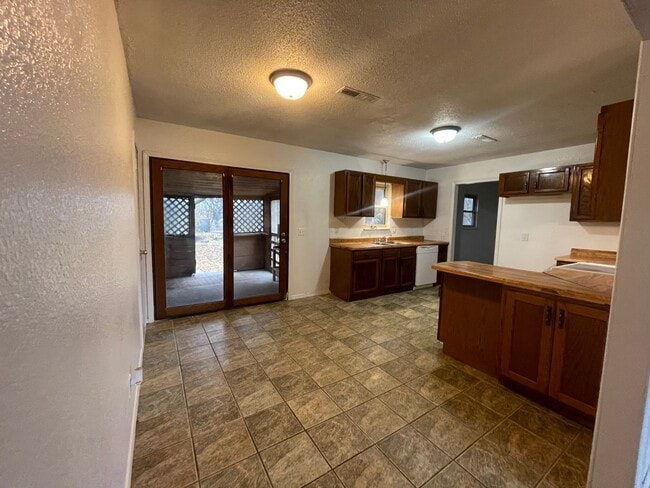 Building Photo - Available Now 3 bedroom 2 full bathroom in...