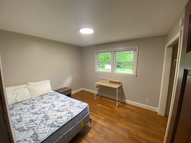 Building Photo - 146 Rosedale Cir