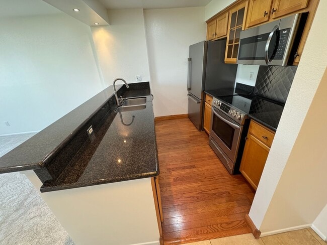 Building Photo - Top Floor Oasis