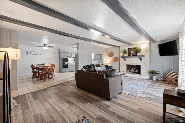 Building Photo - Fully Furnished Rental!!