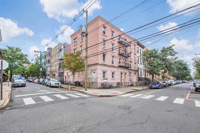 Building Photo - 137 Park Ave