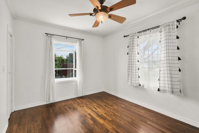 Building Photo - 4740 W Mountain View Dr