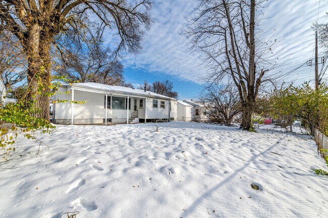 Building Photo - Charming 3-Bedroom Home with Garage, Basement & Fenced Backyard