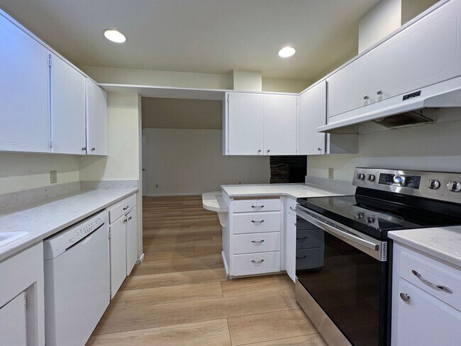 Building Photo - 4 bedroom 2.05 bath rambler on Kent's East...