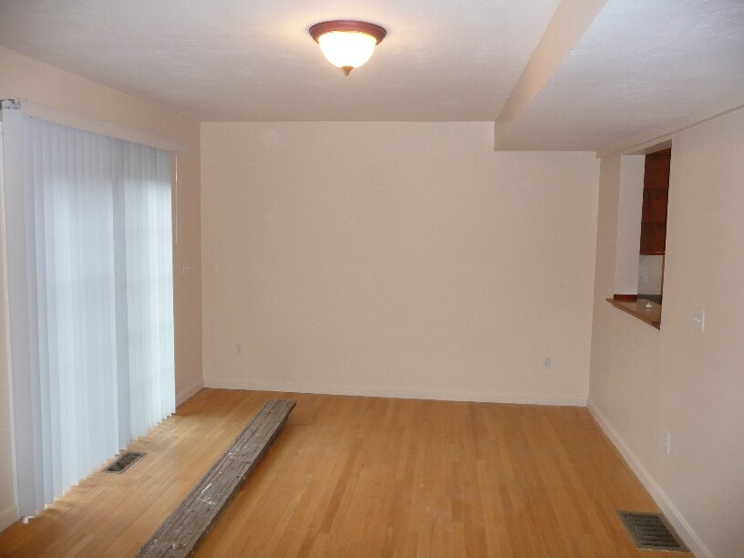 Building Photo - 104 Pond St