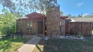 Building Photo - 608 San Saba Ct