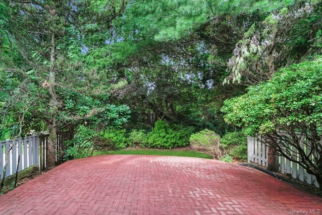 Building Photo - 23 Meadowood Dr