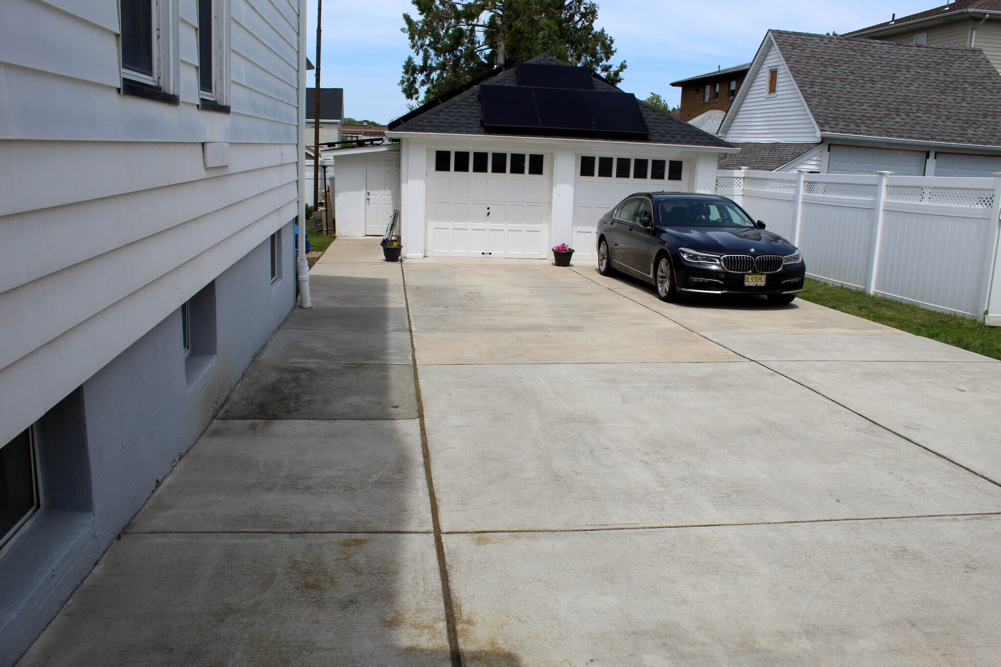 Building Photo - 391 Semel Ave