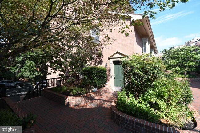 Building Photo - 601 N Tazewell St