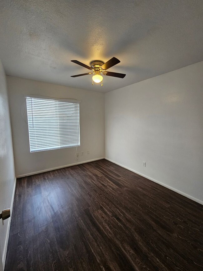 Building Photo - 3 bedroom 2 bath - North Phx home - single...