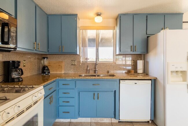 Building Photo - 72654 Sunnyslope Dr