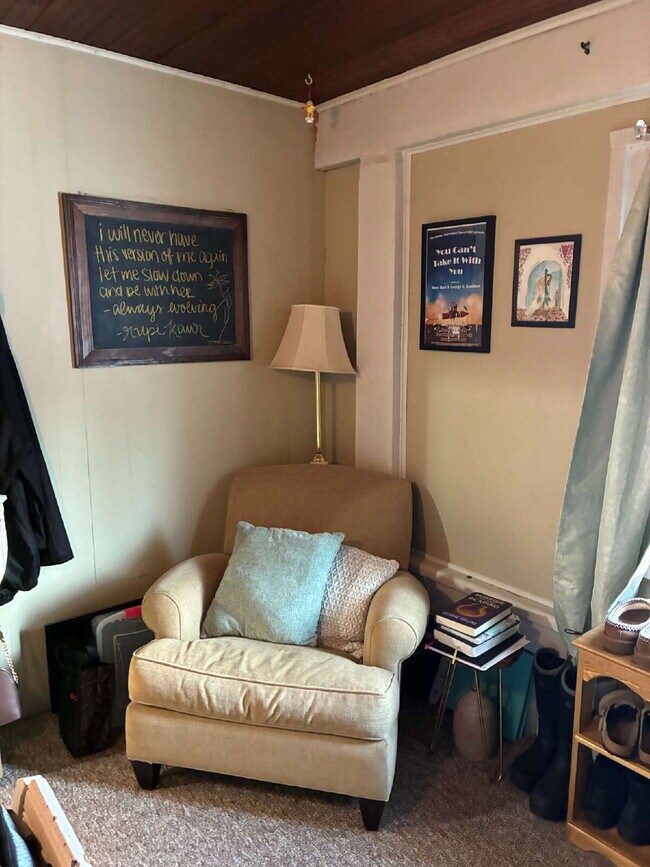 Building Photo - 4 Bed 2 Bath close to UWEC!