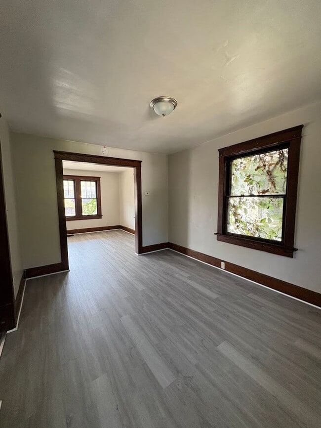 Building Photo - Three bedroom one bathroom home for rent