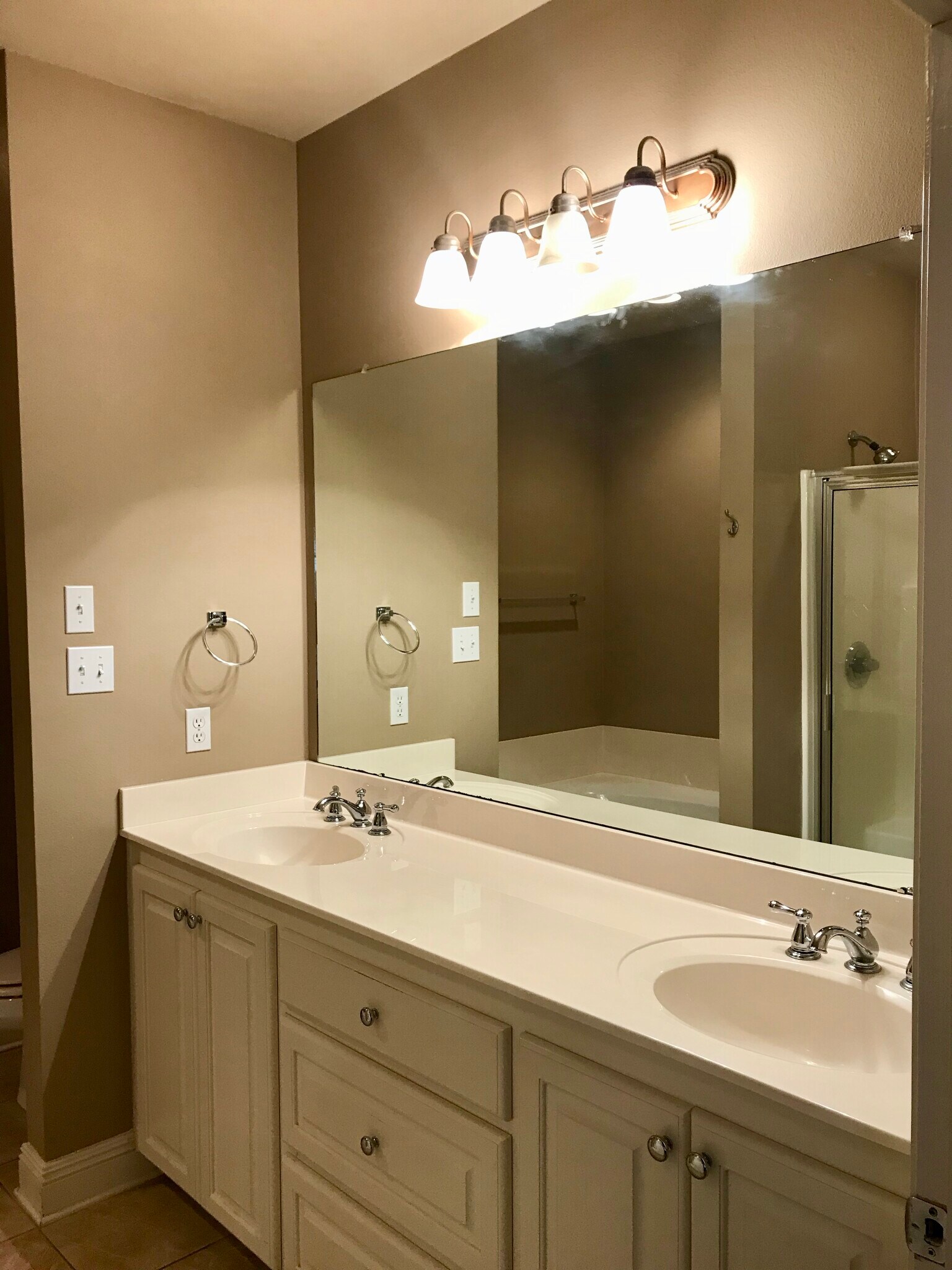 Double vanity in master bath - 11510 Southfork Ave