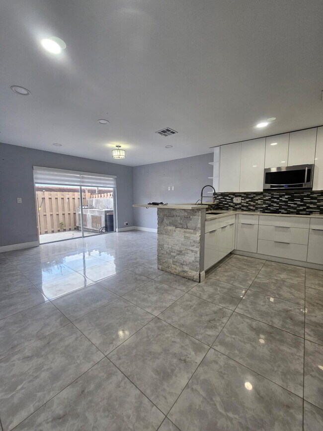 Building Photo - 331 Cypress Way W
