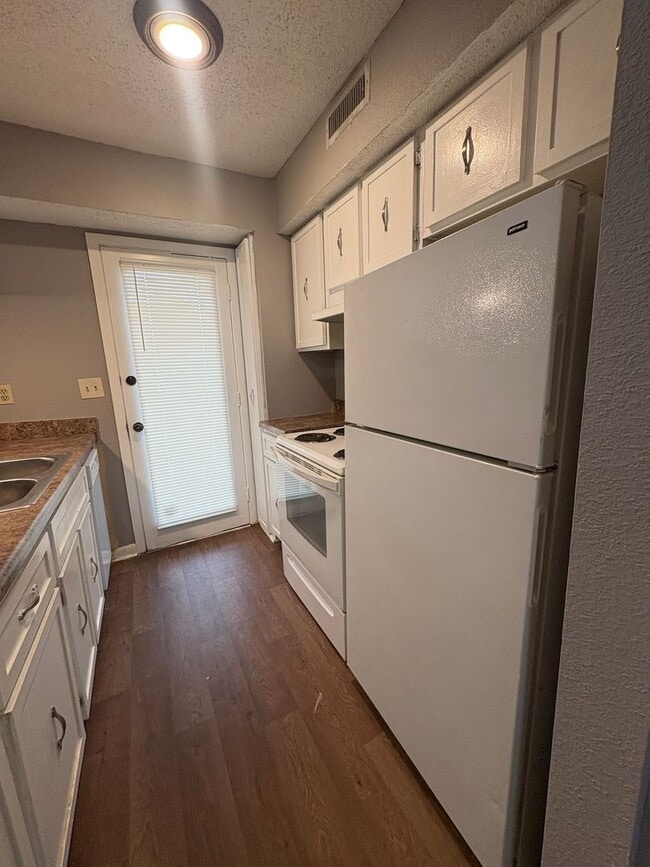 Building Photo - 1/2 First Full Month's Rent! 2BD/2BA Condo in Whispering Oaks.