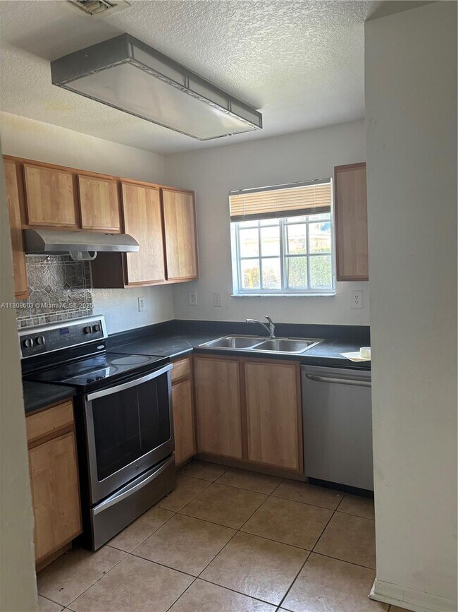 Building Photo - 2050 NE 167th St