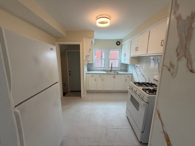 Building Photo - Charming 3 bedroom house for lease in Nice area Call 313-429-3244 KPM Detroit