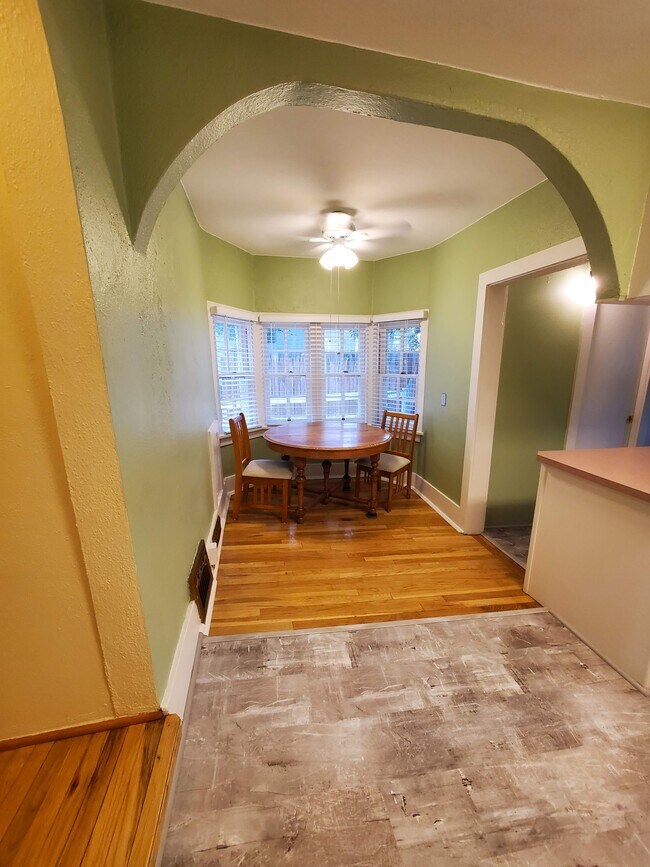 Building Photo - 607 Floral Ave