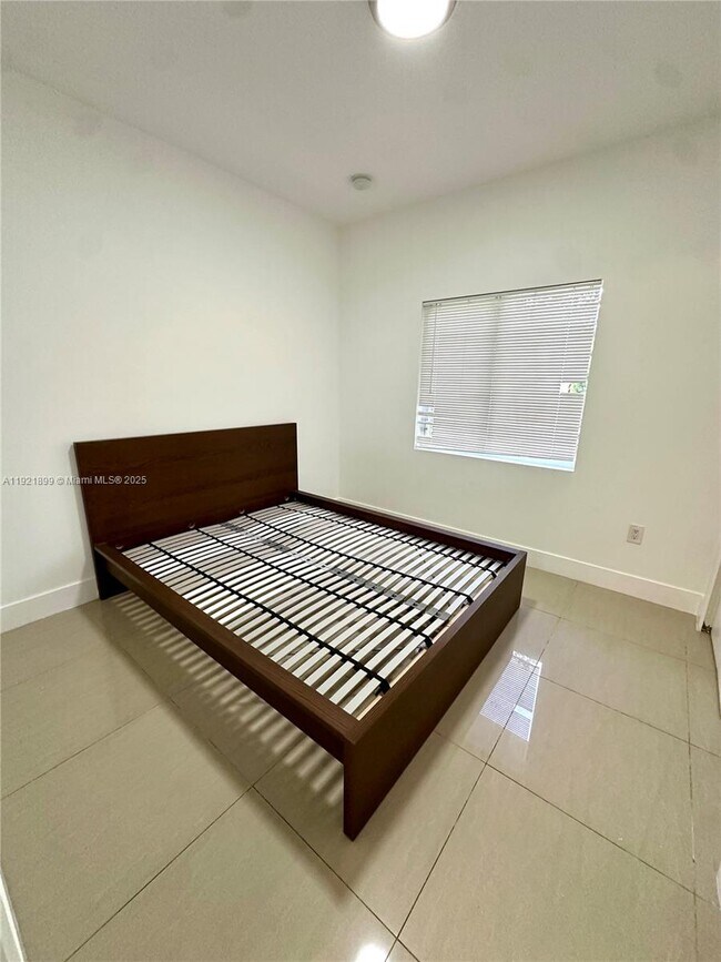 Building Photo - 14890 NE 10th Ave