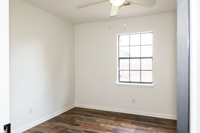 Building Photo - 3BR Home in Shell Point – Sunroom | Garage | Prime Location