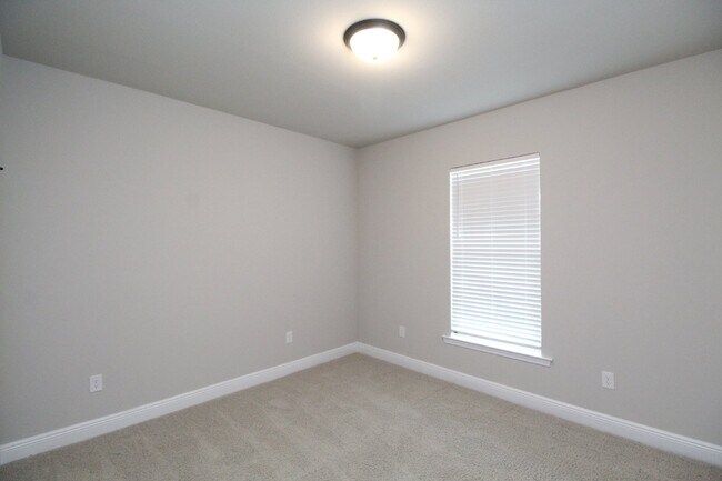 Building Photo - Spacious 3BR/2BA Home Near Navy Federal HQ with Split Floor Plan, High Ceilings & 2-Car Garage