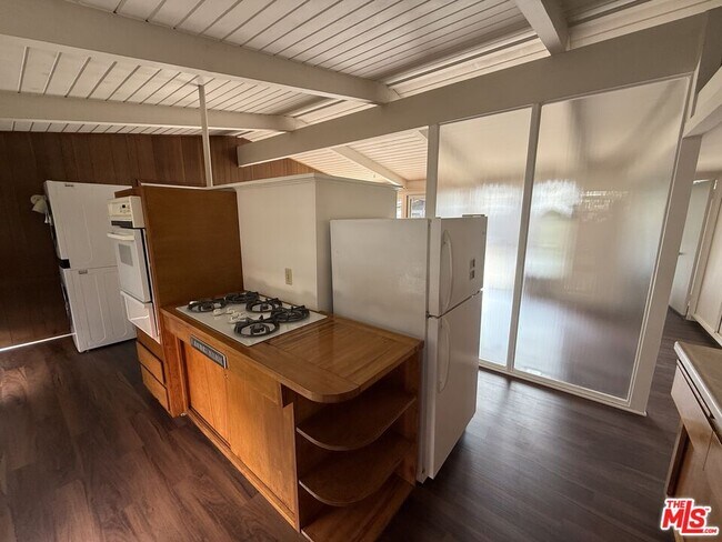 Building Photo - 3355 Kallin Ave