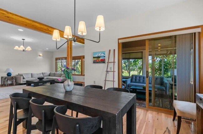 Building Photo - Stunning 4-bedroom/2-bath with pristine Mt. Views in Pine Meadow!