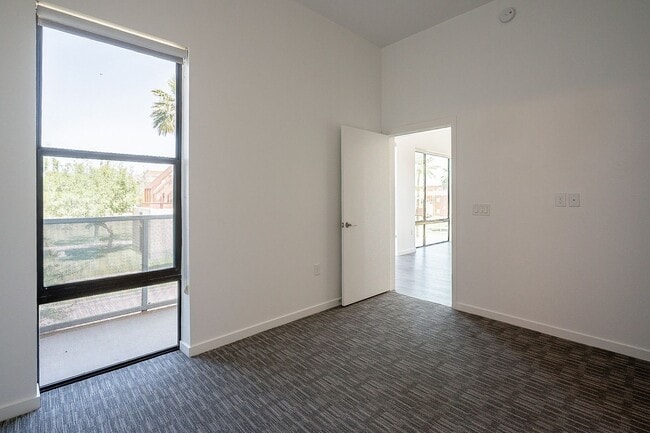 Building Photo - Live the Downtown Life! 2 Bedrooms!