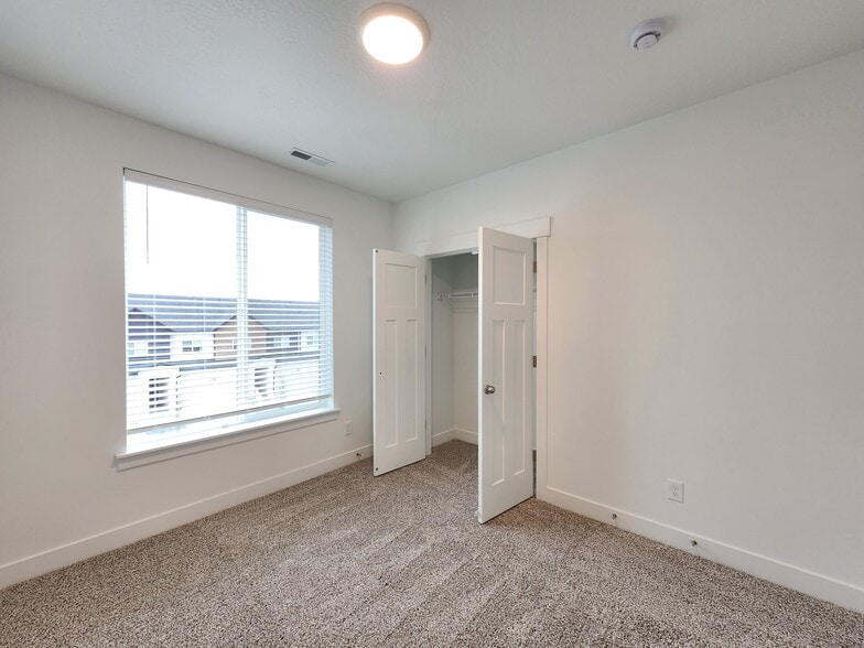 Building Photo - 4735 S Alder Dr