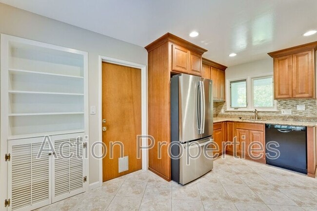 Building Photo - 834 Orange Ave