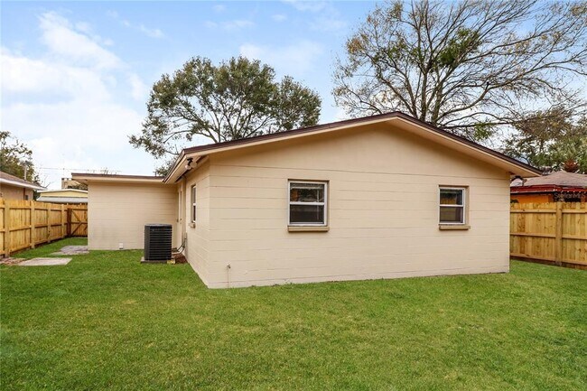 Building Photo - 4107 W Grace St