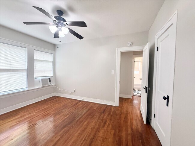 Building Photo - 1136 Berthea St