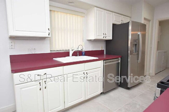 Building Photo - 2235 Silver Re Dr