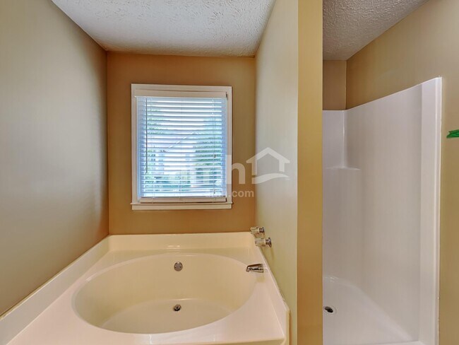 Building Photo - 1005 Whispering Woods Dr