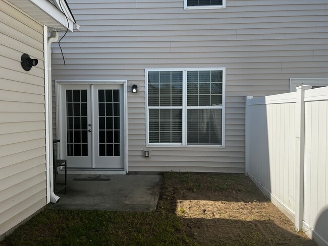 Building Photo - Beautiful 4 Bedroom, 3.5 Bath, Town Home at Tuscany is Available Now!