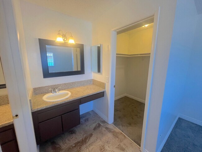 Building Photo - SPACIOUS 2BED/2BATH TOWNHOUSE