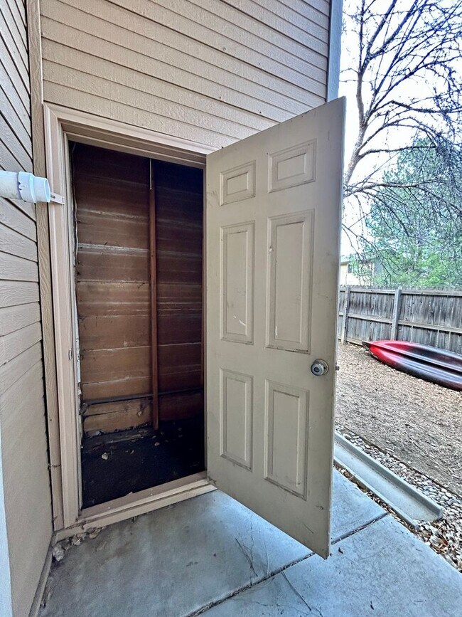 Building Photo - Sunny & Spacious 2-Bedroom Townhome