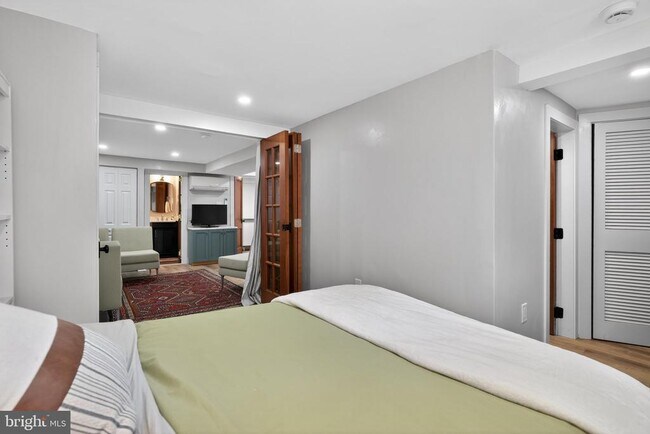 Building Photo - 32 Farragut Pl NW