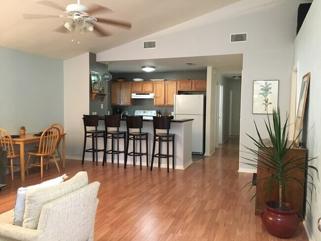 Great room w/ dining area - 875 NW 11th Ave