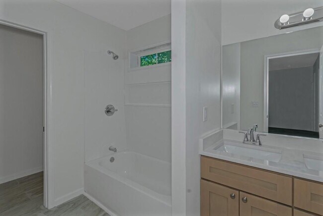 Building Photo - 204 Mill St