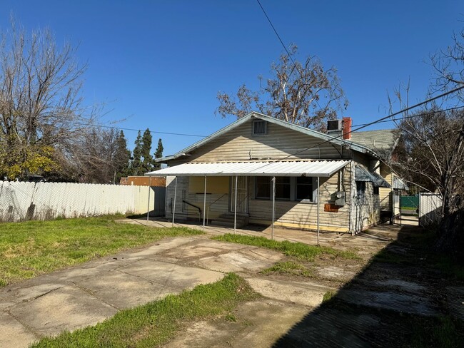 Building Photo - 4 Bedroom Home in Downtown Fresno