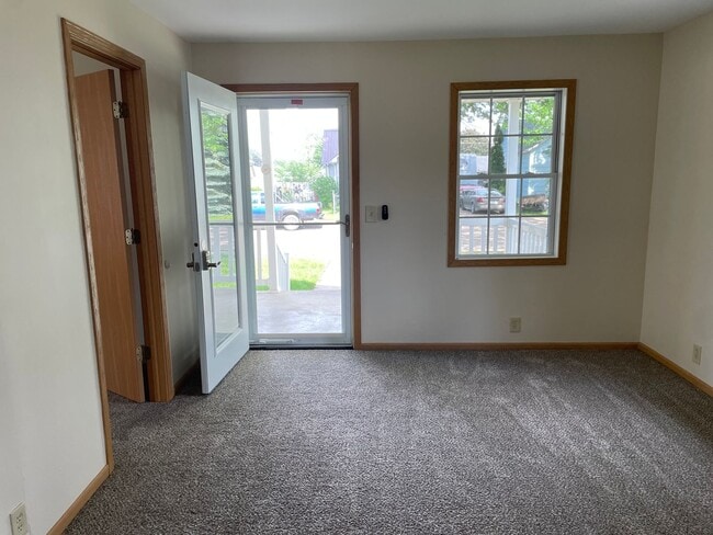 Building Photo - 1 Bedroom, 1 Bath Single Family Home in Clinton, IA