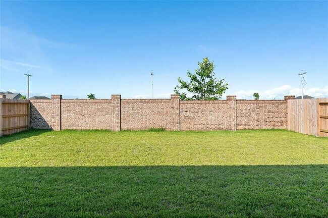 Building Photo - 2708 Golden Palms Ln