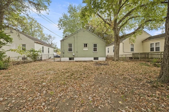 Building Photo - 168 S Weyant Ave