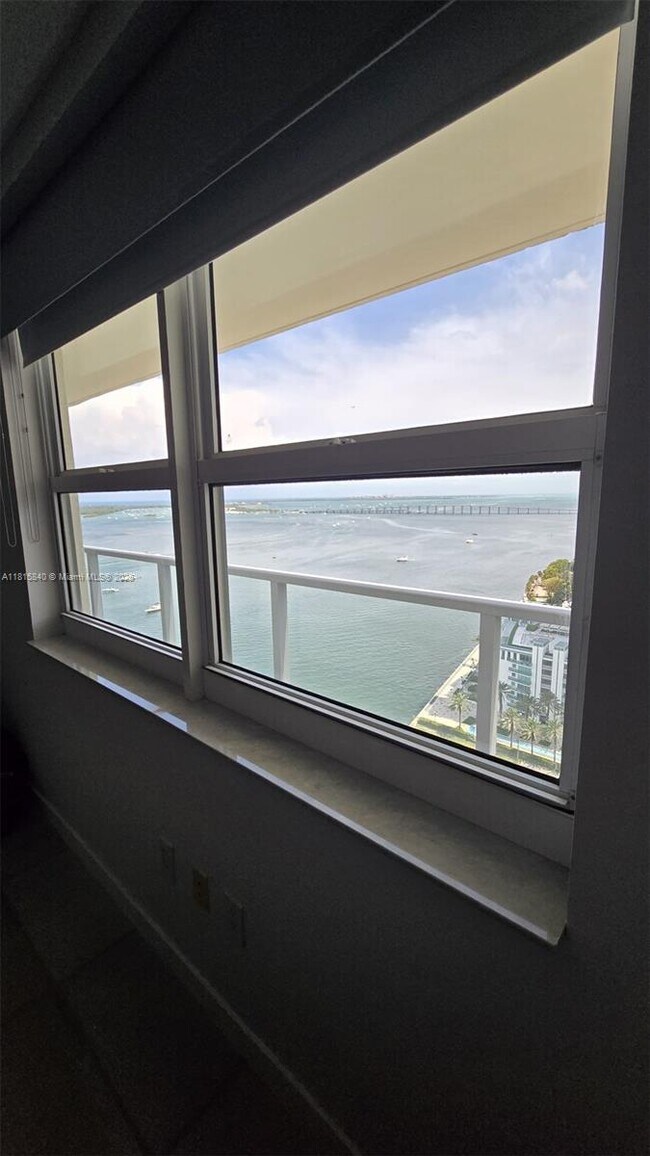 Building Photo - 1155 Brickell Bay Dr