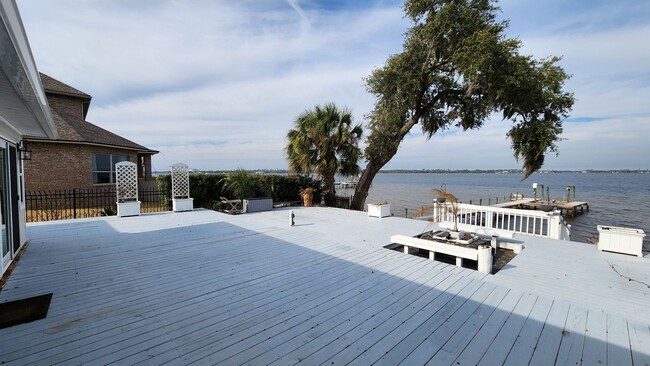 Building Photo - Beautiful 3 bed / 2.5 bath WITH BOAT DOCK ...