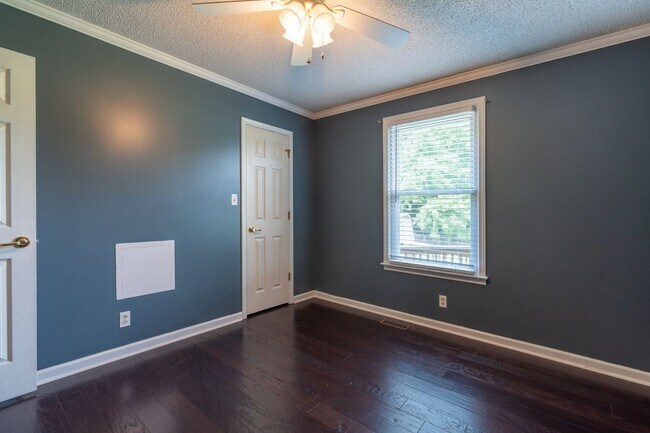 Building Photo - 3704 Trenton Rd