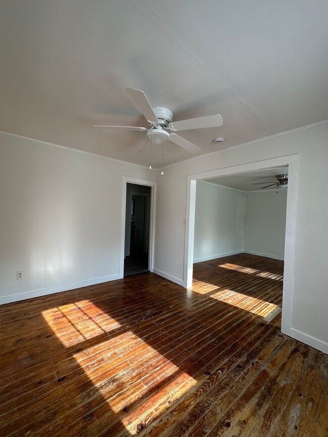 Building Photo - In town - 3 Bedroom, 1 bathroom house move-in ready